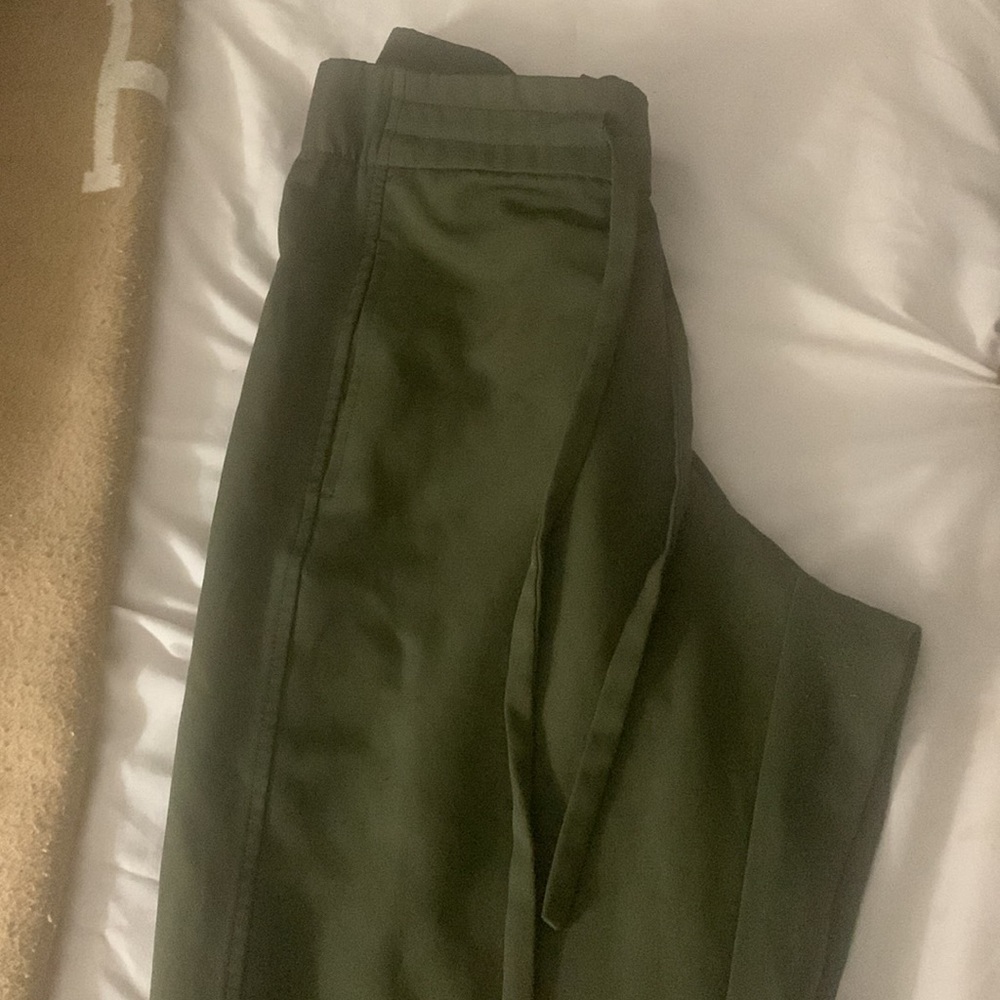 Very nice dark green cardigan pants. Ready for work or play. Don’t miss out.